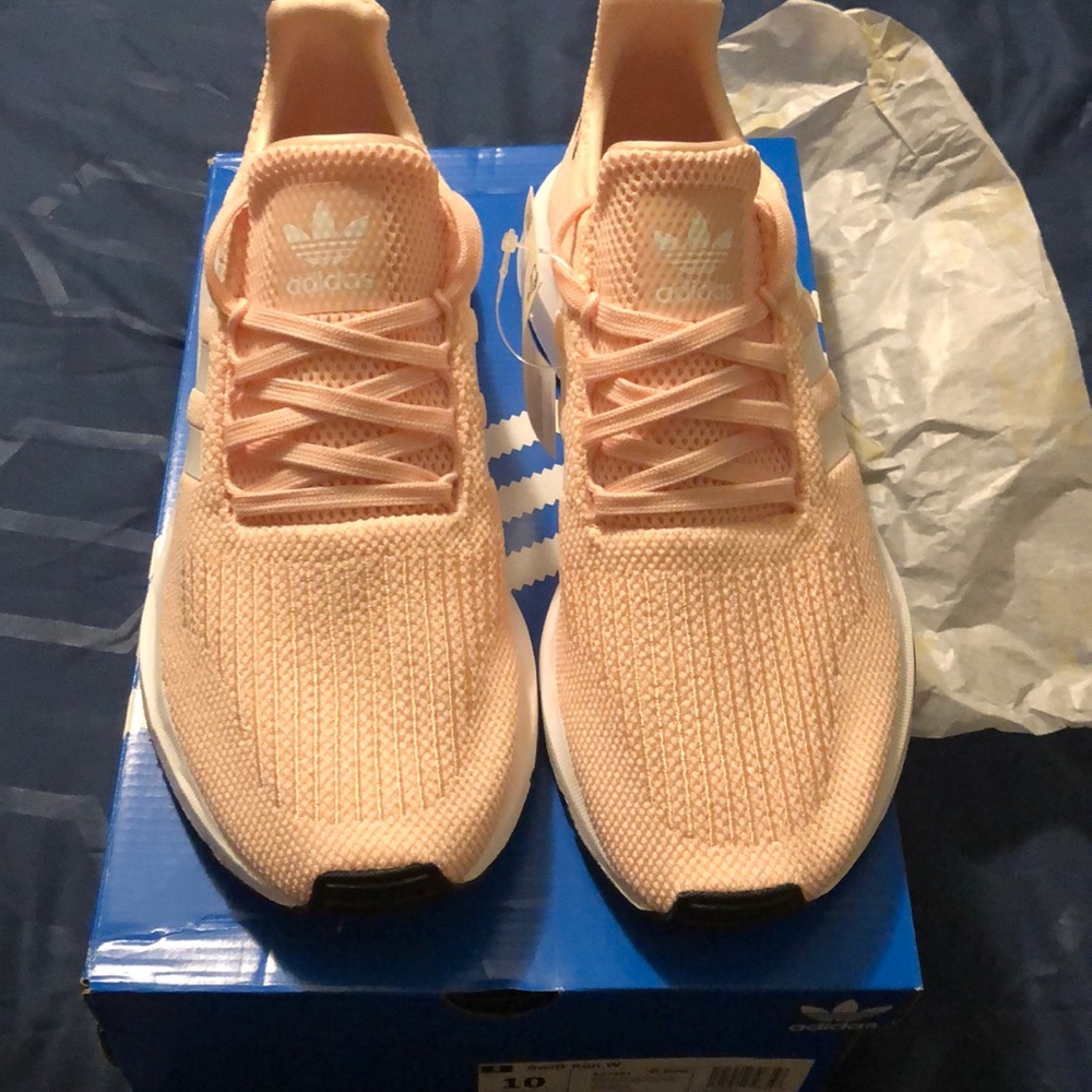 BRAND 🆕 NWT Women’s Adidas Swift Run 👟